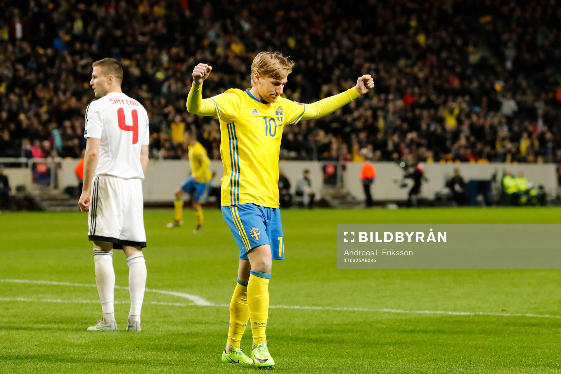 Sveriges Emil Forsberg jublar