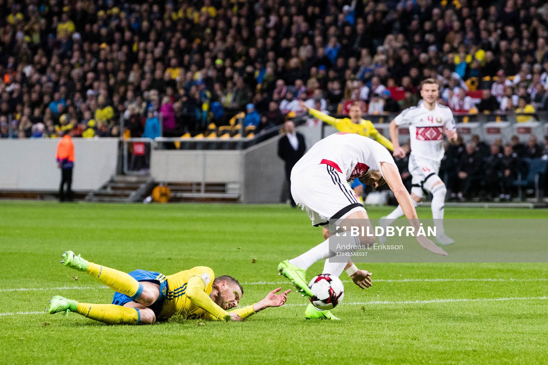 Sveriges Marcus Berg går omkull