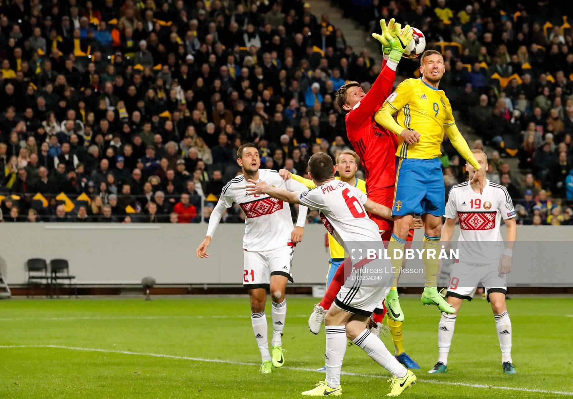 Sveriges Marcus Berg i luftduell med Belarus målvakt Andrei Gorbunov som resulterar i 3-0 målet under fotbollsmatchen i VM-kvalet mellan Sverige och Belarus den 25 mars 2017 i Stockholm.