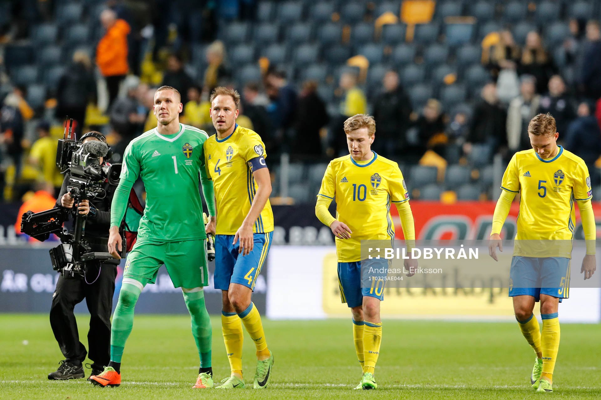 Sveriges målvakt Robin Olsen, Andreas Granqvist, Emil