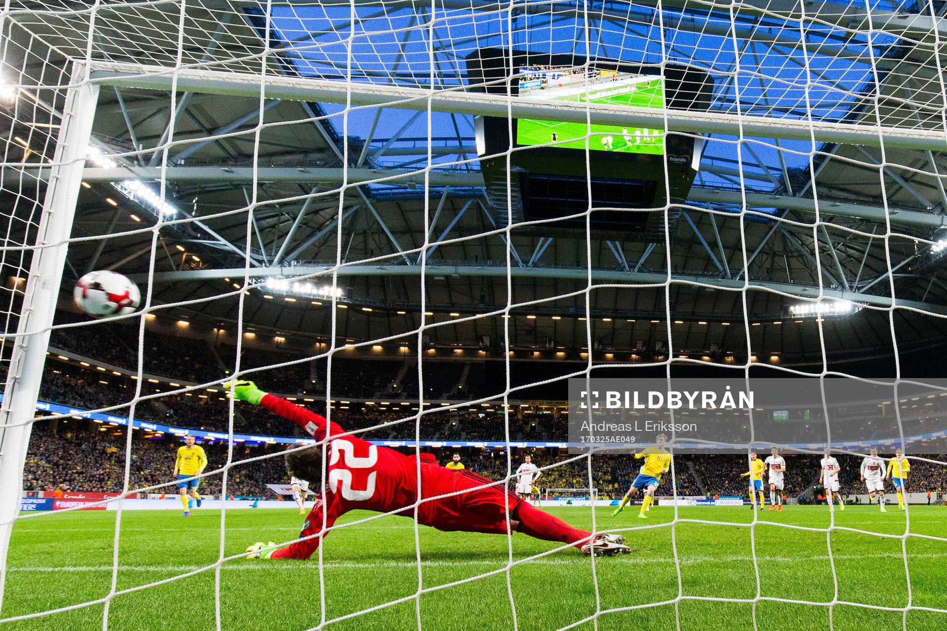 Belarus Andrei Gorbunov släpper in 1-0 på en straff