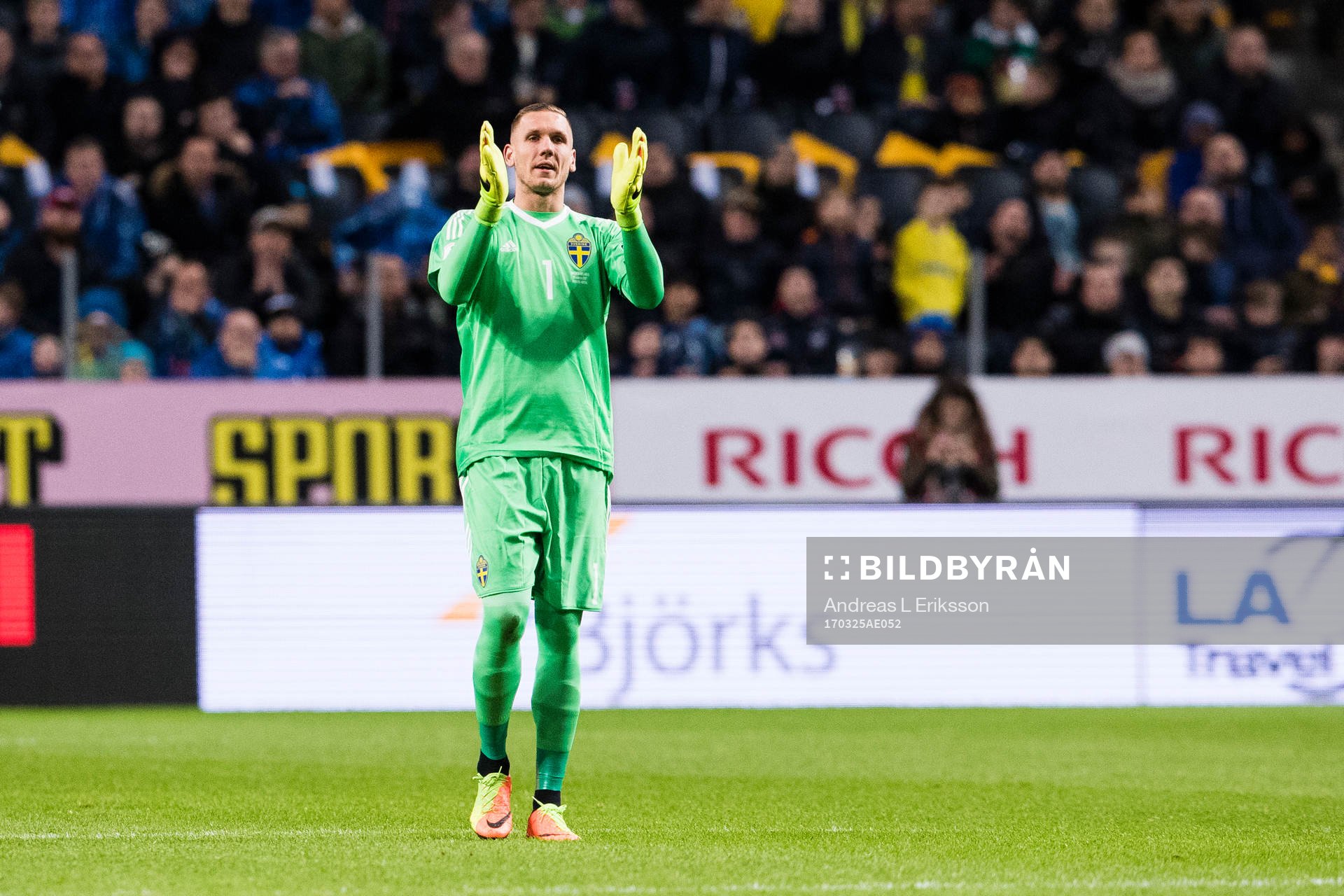 Sveriges målvakt Robin Olsen jublar
