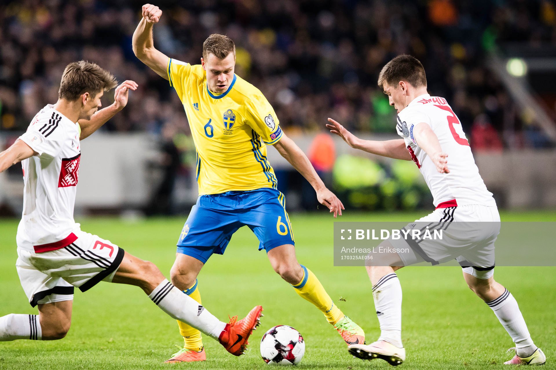 Sveriges Viktor Claesson i kamp om bollen med Belarus