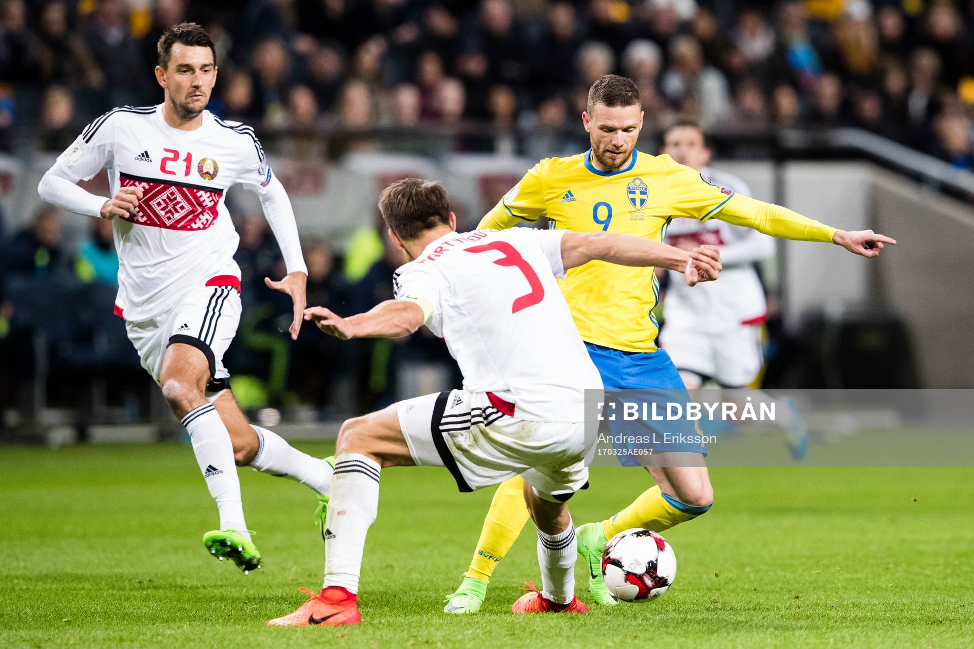Sveriges Marcus Berg i kamp om bollen med Belarus Aleksandr