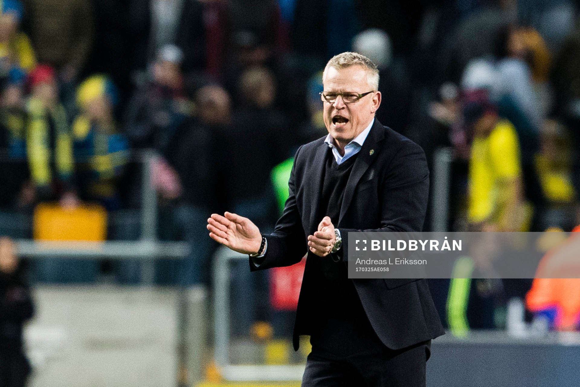 Sveriges förbundskapten Janne Andersson jublar