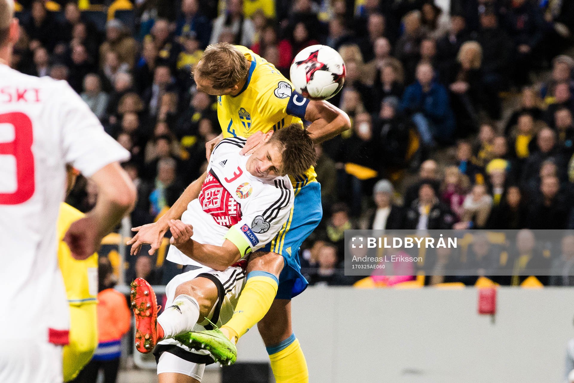 Sveriges Andreas Granqvist i en nickduell med Belarus