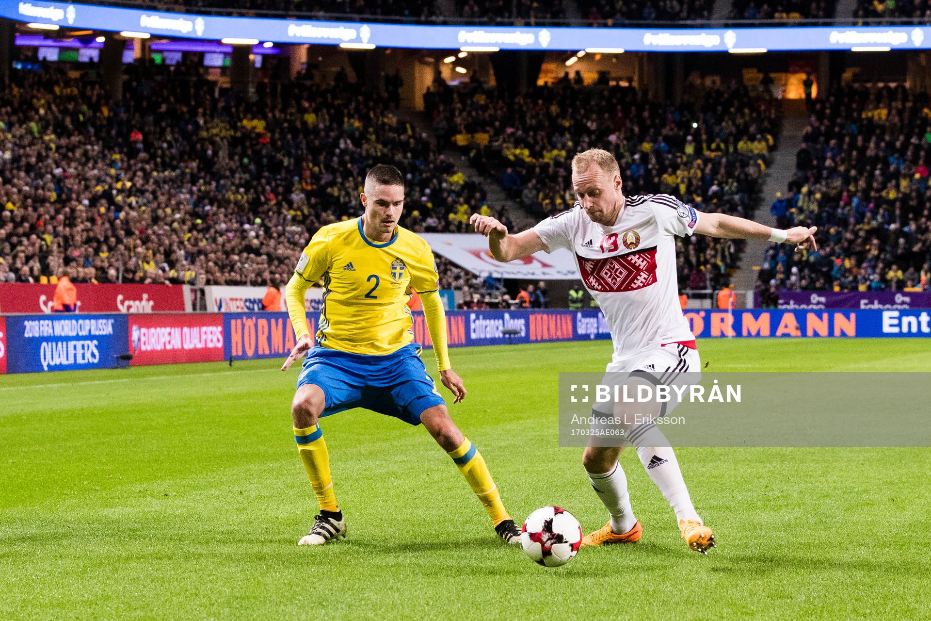 Sveriges Mikael Lustig i kamp om bollen med Belarus Maksim