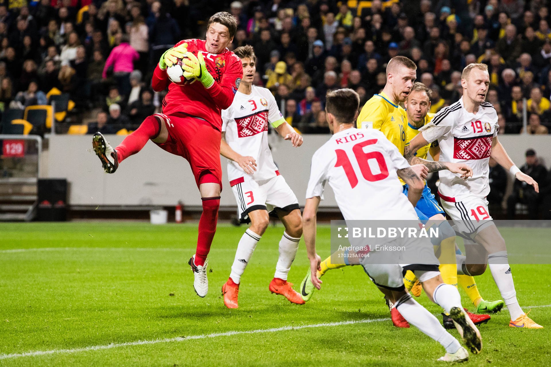 Belarus Andrei Gorbunov tar hand om bollen