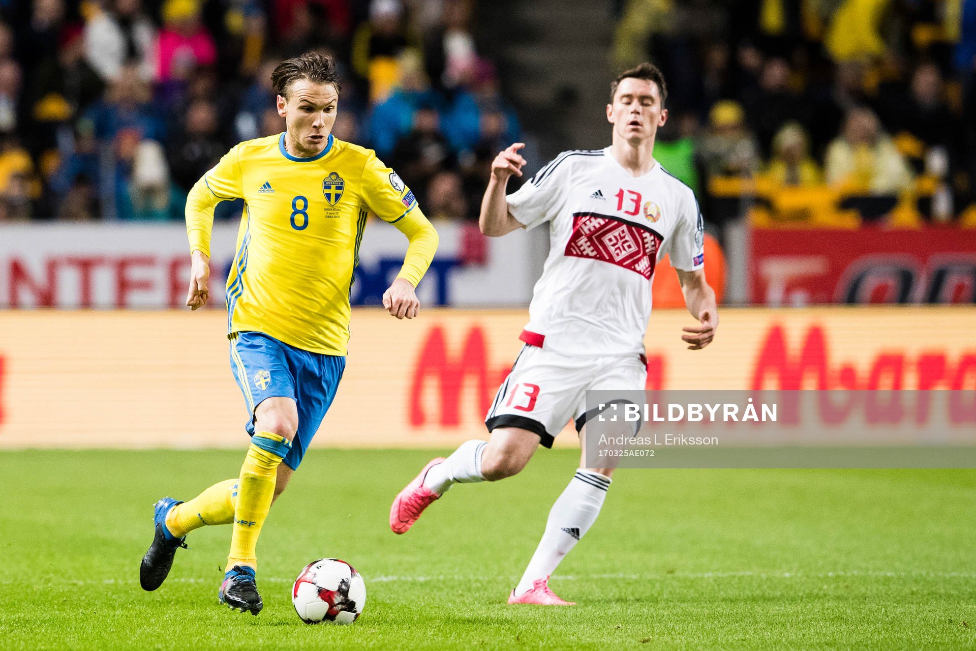 Sveriges Albin Ekdal och Belarus Nikolai Signevich