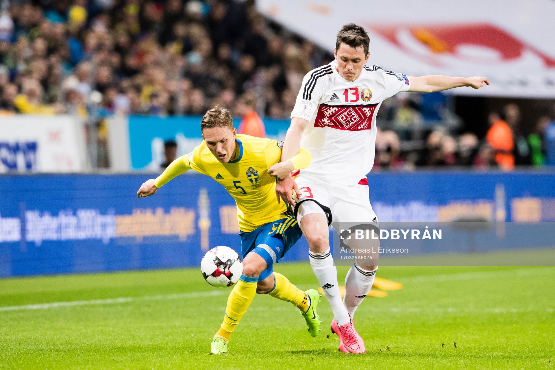 Sveriges Ludwig Augustinsson i kamp om bollen med Belarus