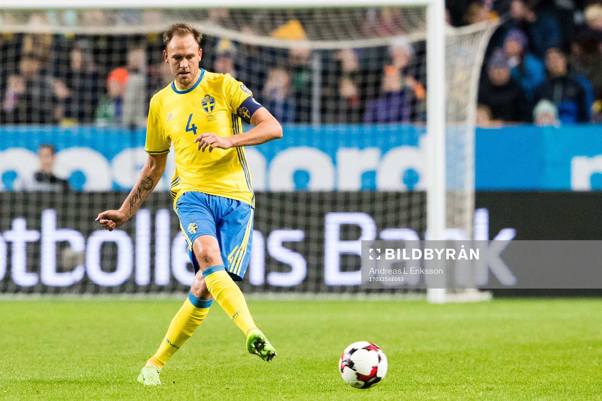 Sveriges Andreas Granqvist med bollen