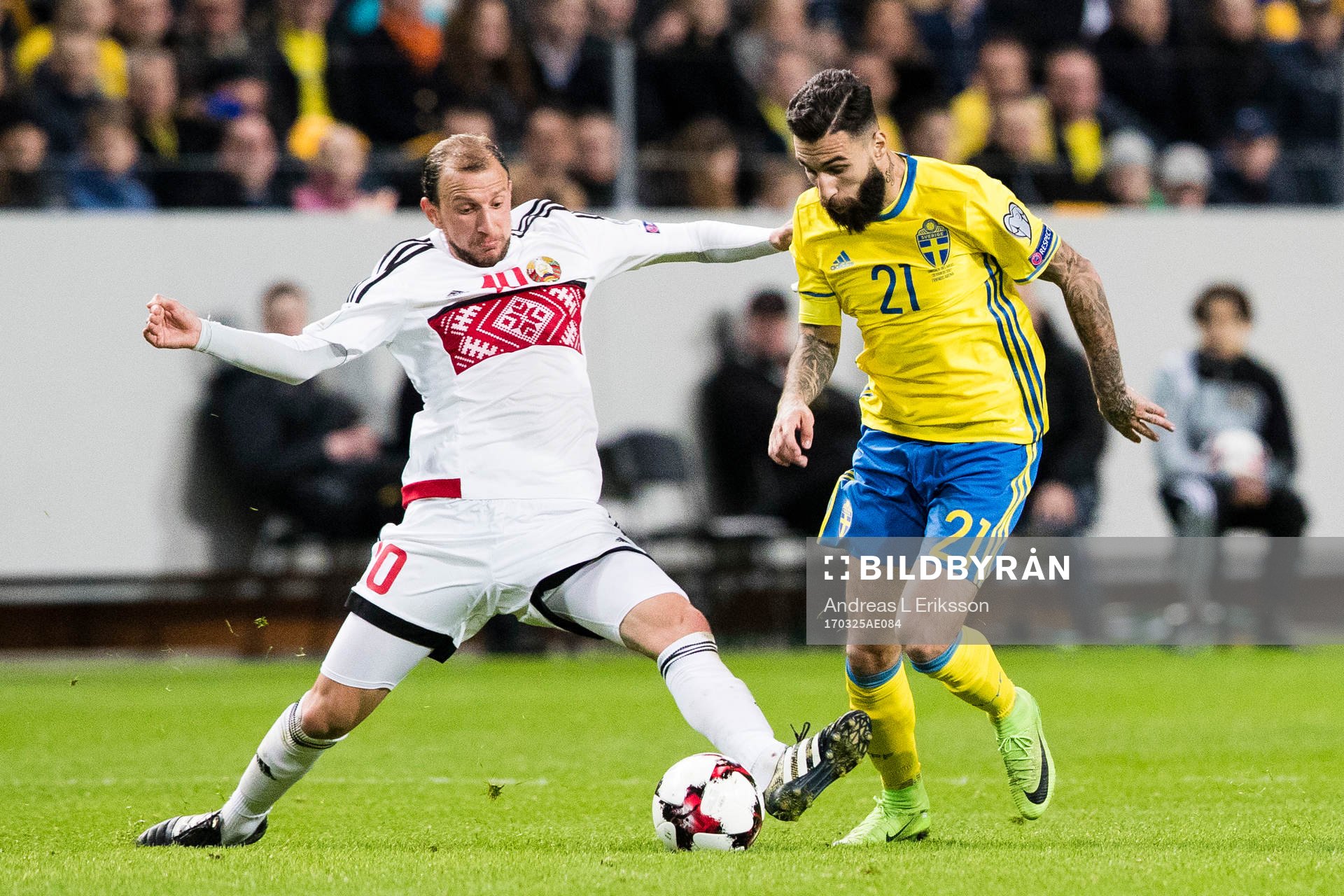 Belarus Renan Bressan i kamp om bollen med Sveriges Jimmy Durmaz under fotbollsmatchen i VM-kvalet mellan Sverige och Belarus den 25 mars 2017 i Stockholm.