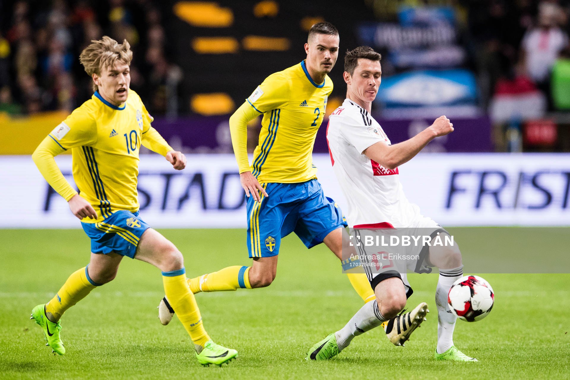 Sveriges Emil Forsberg och Mikael Lustig jagar Belarus