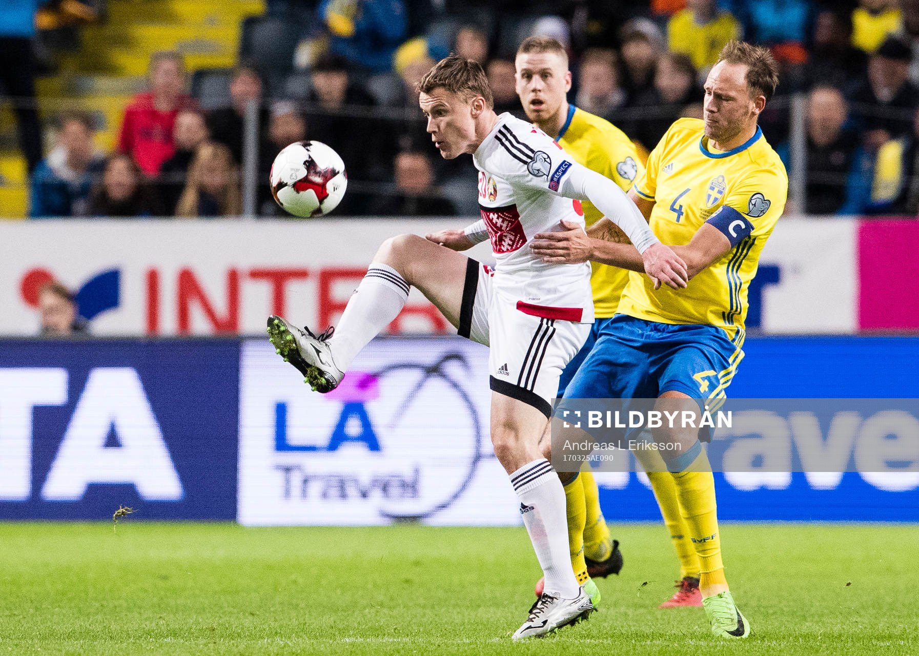 Belarus Stanislav Dragun i kamp om bollen med Sveriges Andreas Granqvist under fotbollsmatchen i VM-kvalet mellan Sverige och Belarus den 25 mars 2017 i Stockholm.