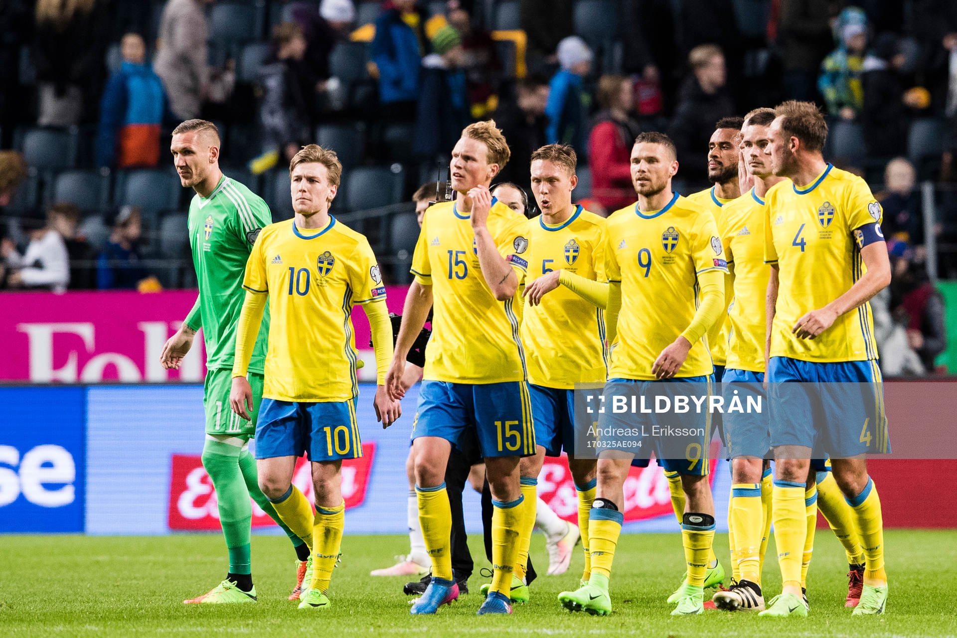 Sveriges målvakt Robin Olsen, Emil Forsberg, Oscar