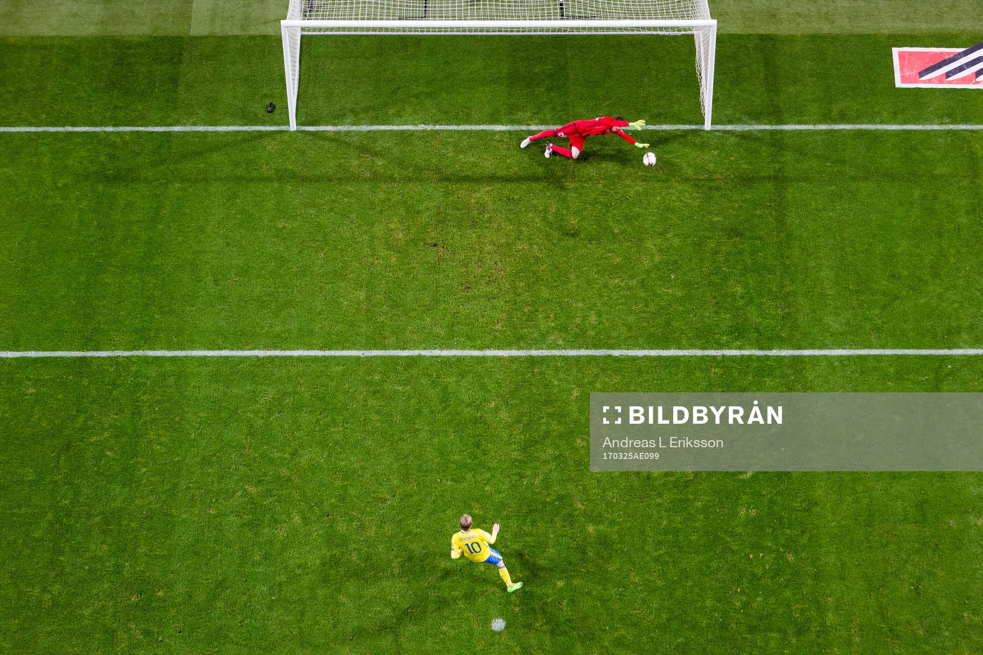 Sveriges Emil Forsberg gör 1-0 på straff bakom Belarus