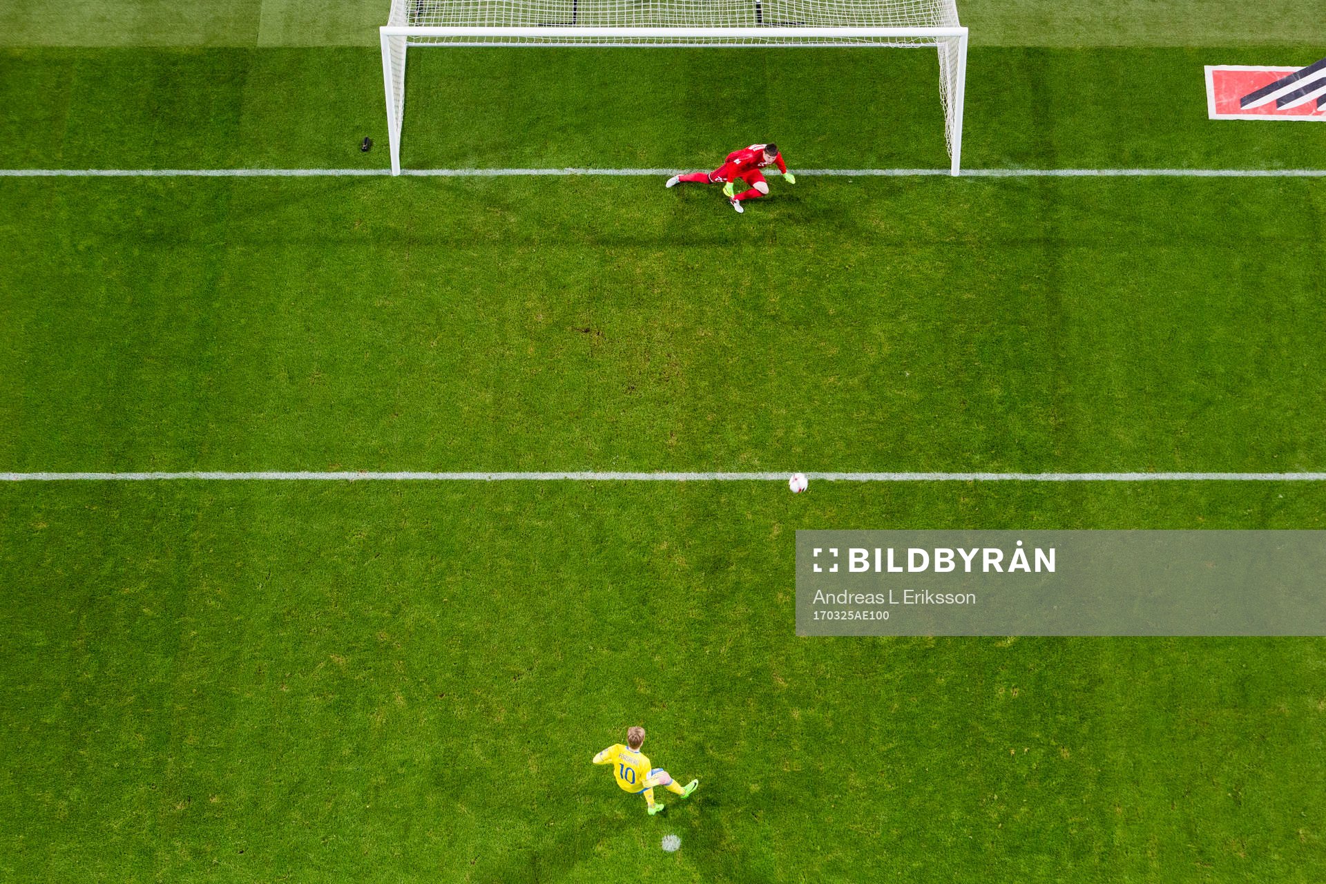 Sveriges Emil Forsberg gör 1-0 på straff bakom Belarus