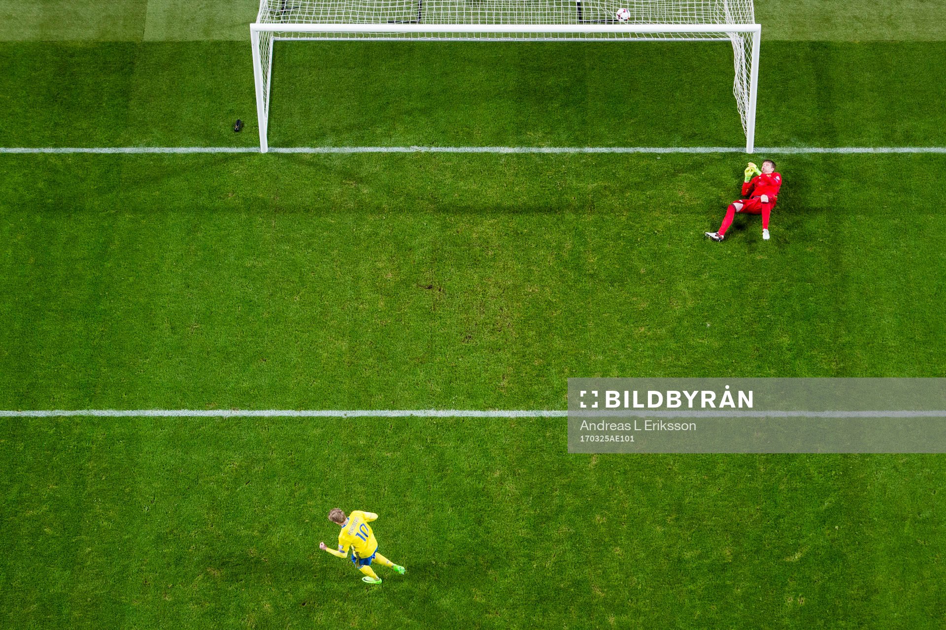 Sveriges Emil Forsberg gör 1-0 på straff bakom Belarus