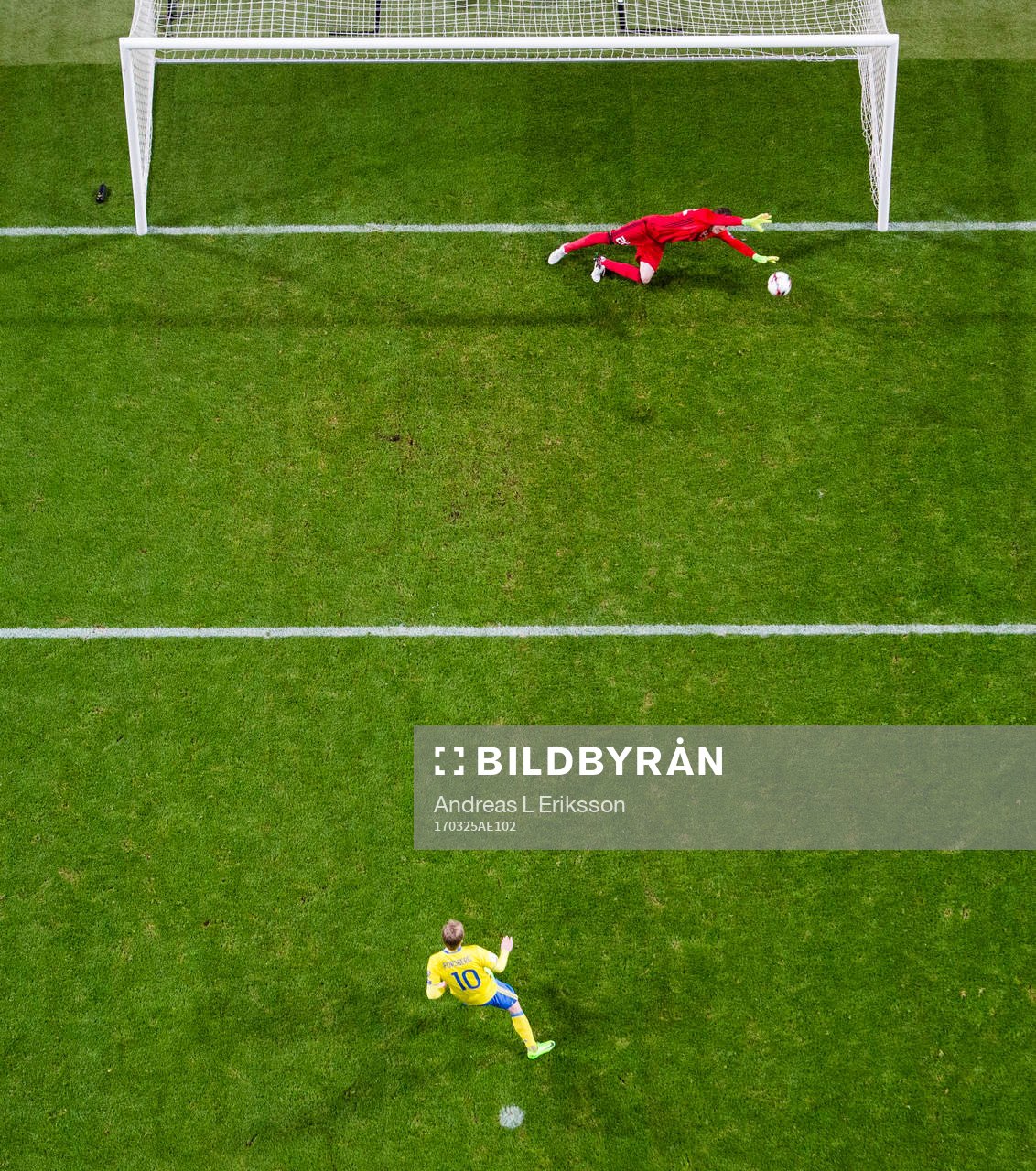 Sveriges Emil Forsberg gör 1-0 på straff bakom Belarus