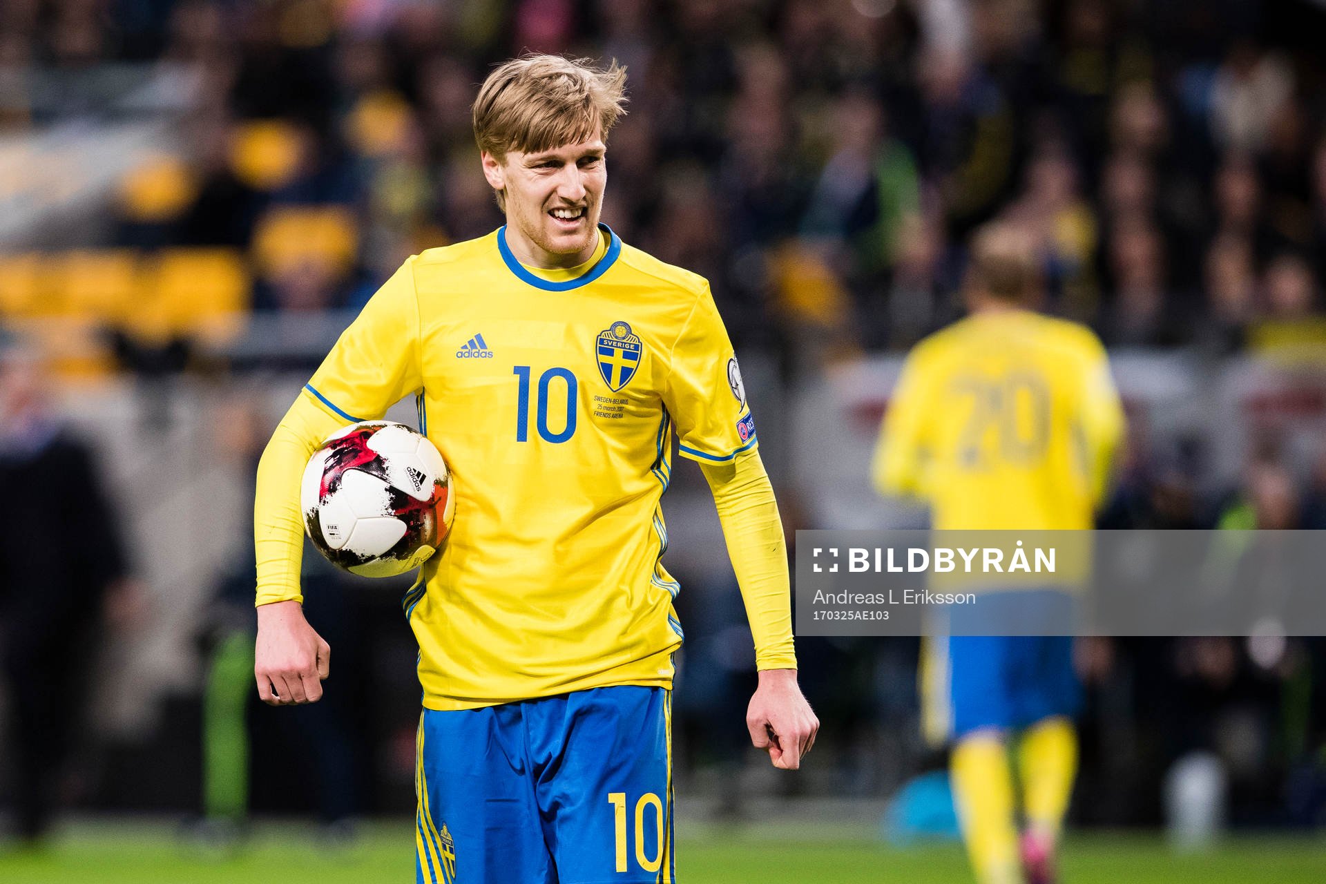 Sveriges Emil Forsberg förbereder sig för en straffspark