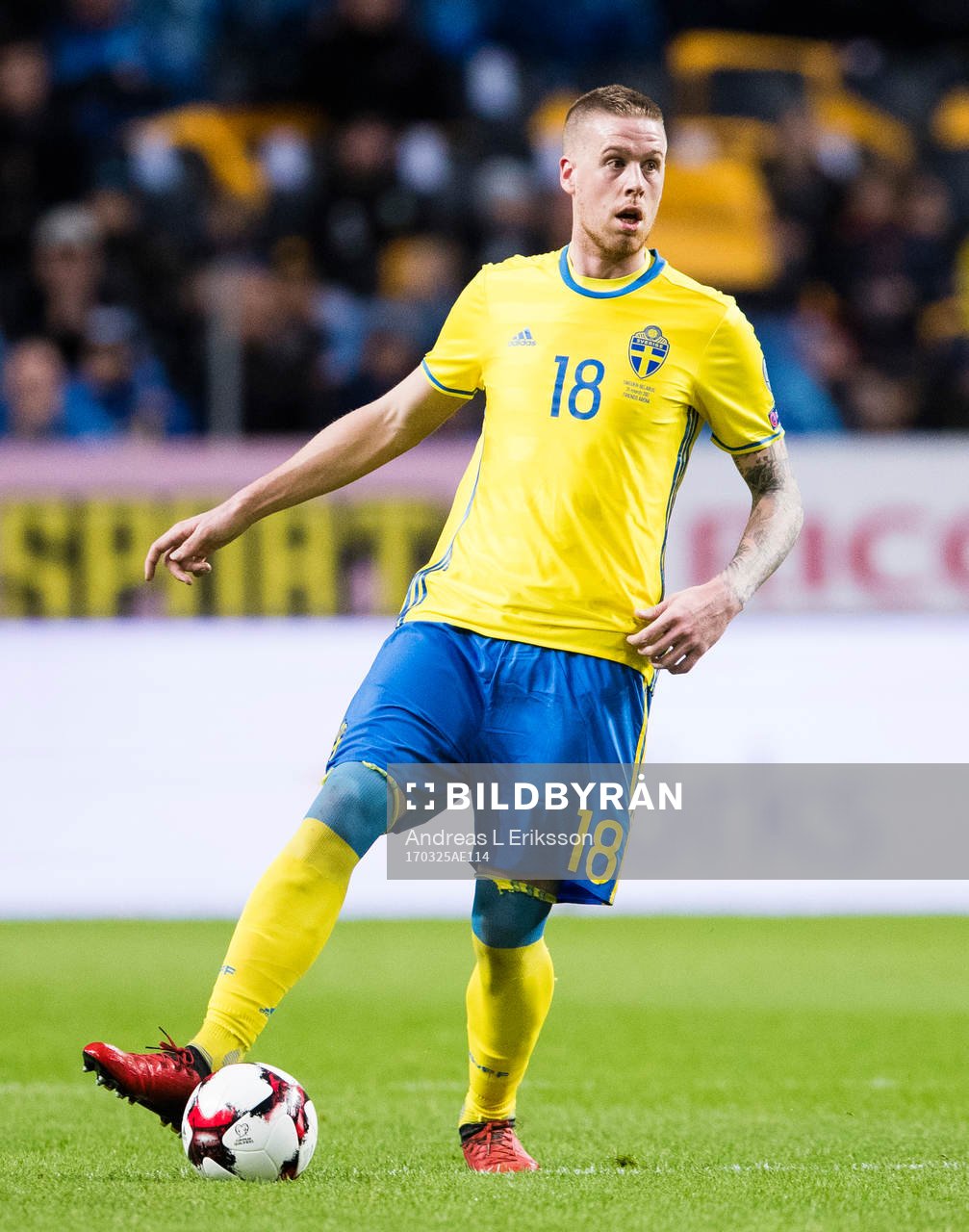 Sveriges Pontus Jansson med bollen