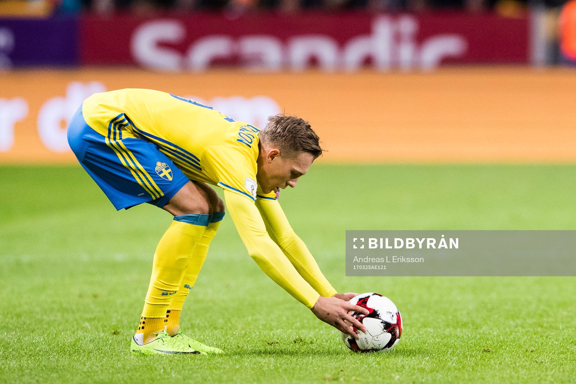 Sveriges Ludwig Augustinsson lägger bollen till rätta