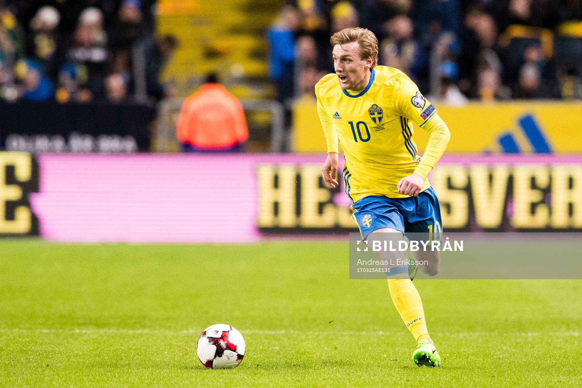 Sveriges Emil Forsberg med bollen