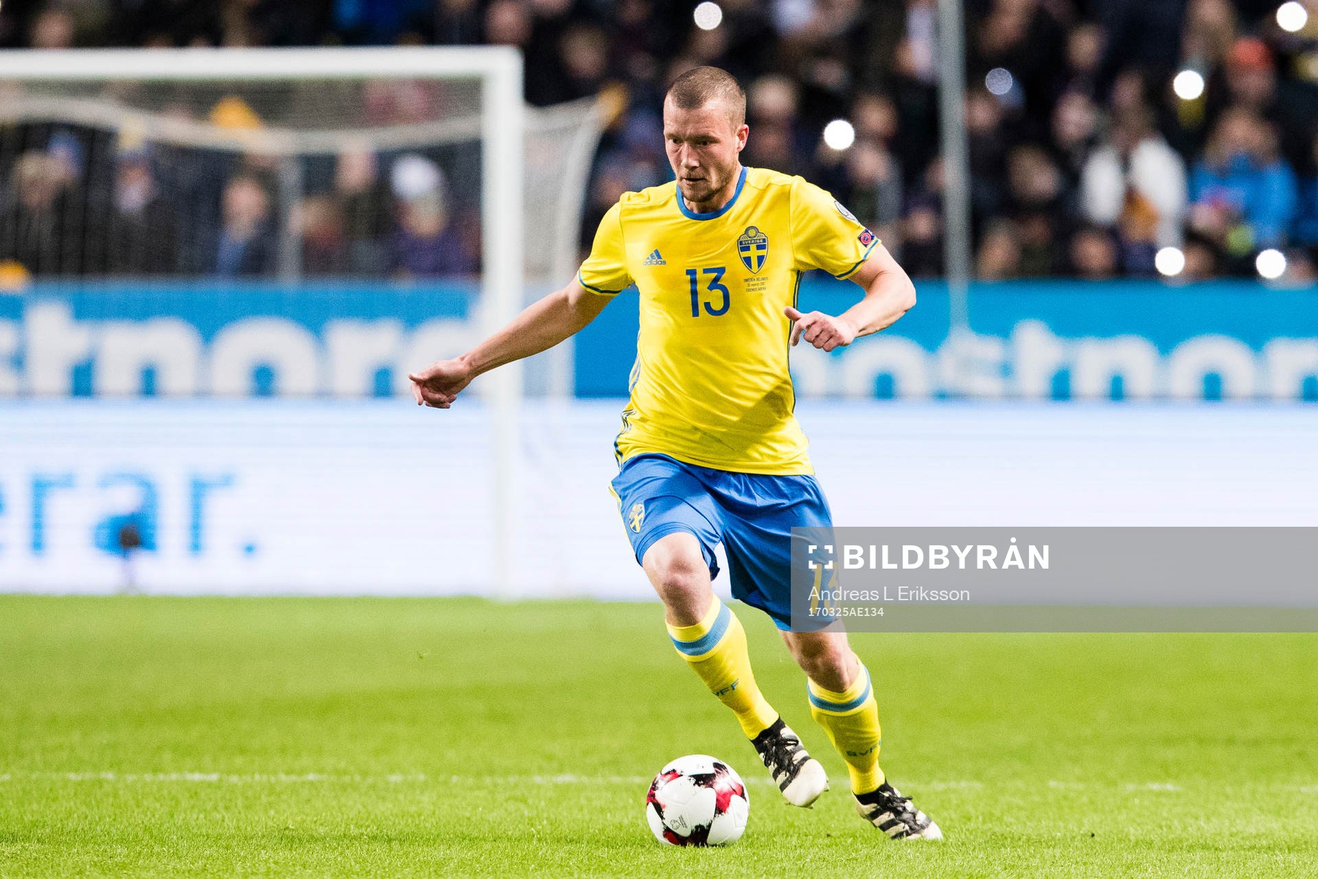 Sveriges Jakob Johansson med bollen