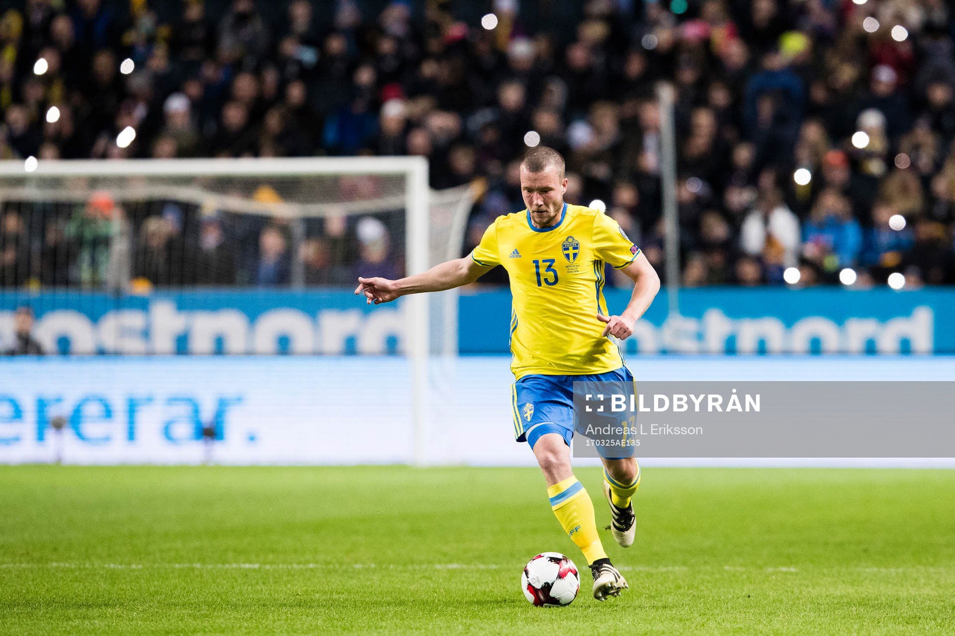 Sveriges Jakob Johansson med bollen