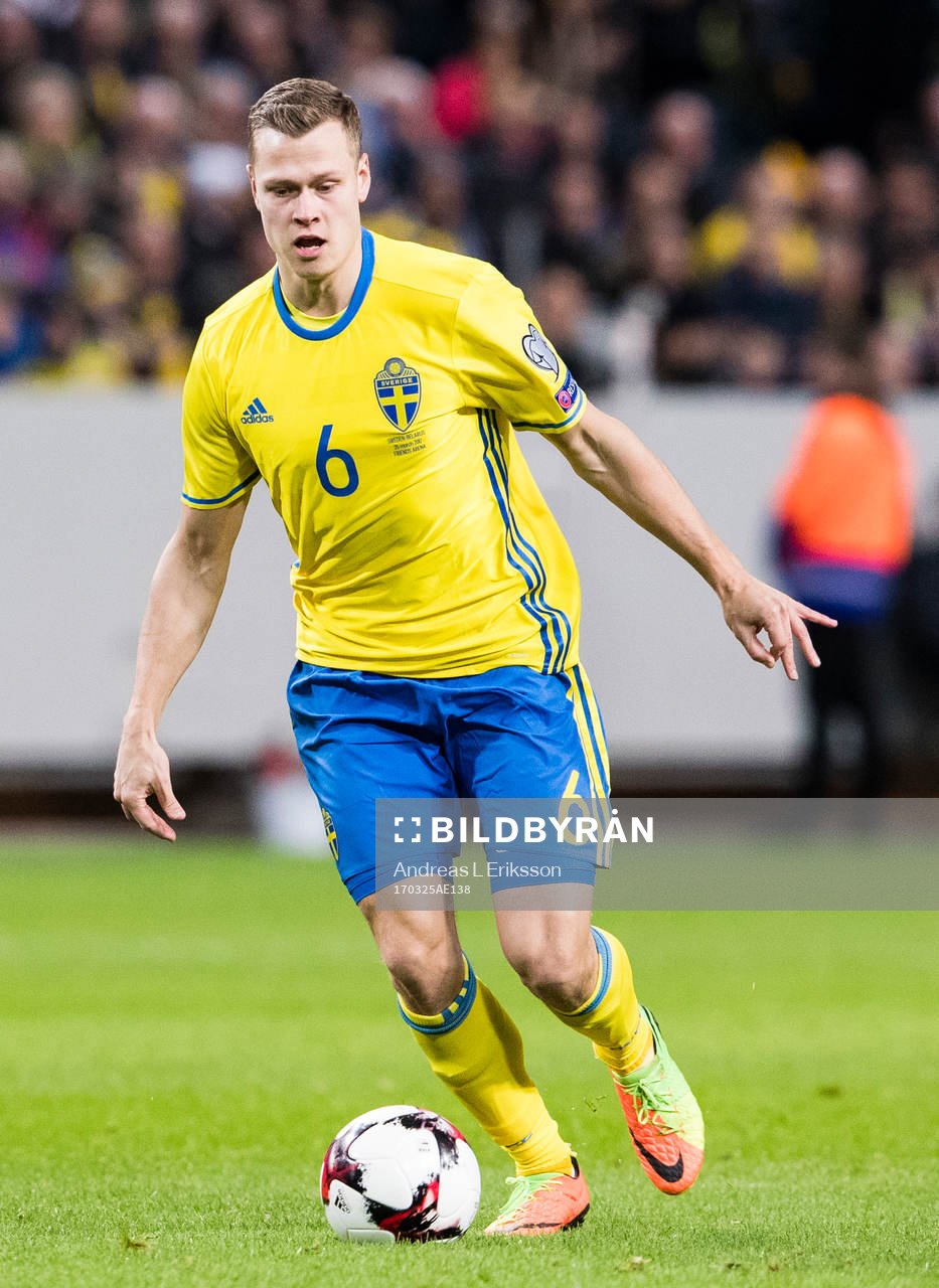 Sveriges Viktor Claesson med bollen