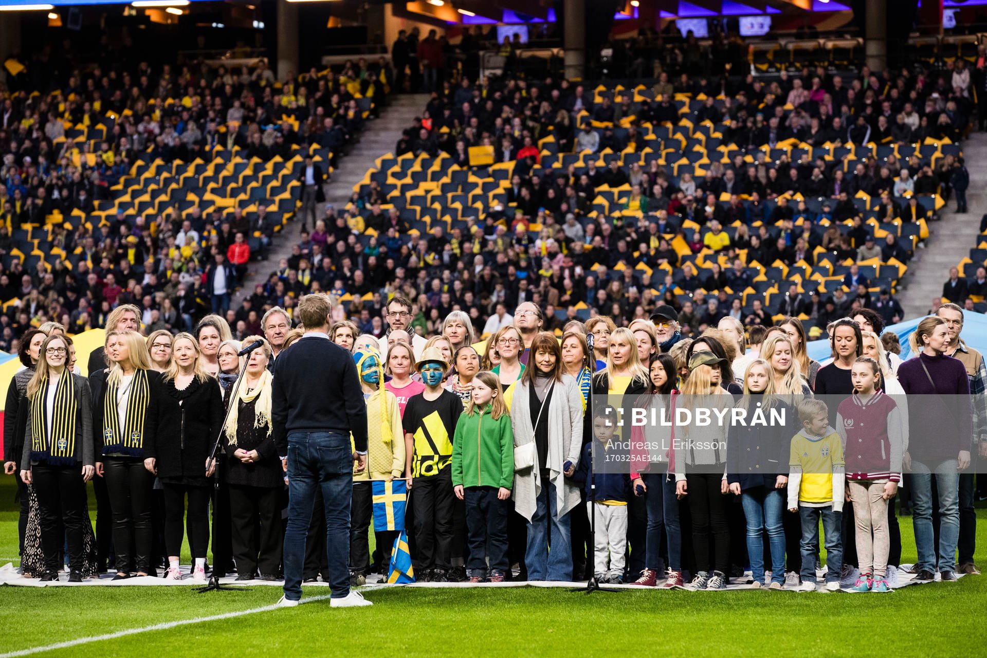 En kör intar planen innan fotbollsmatchen i VM-kvalet