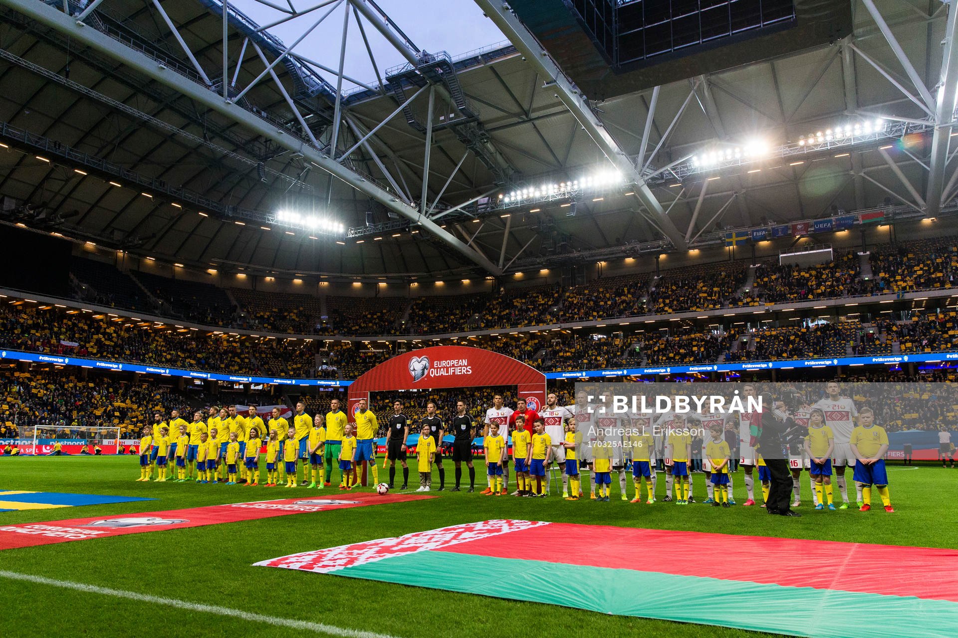 Sveriges och Belarus spelare ställer upp sig på plan innan