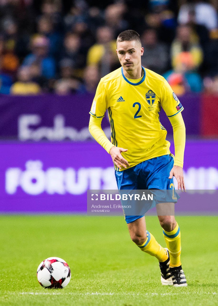 Sveriges Mikael Lustig med bollen