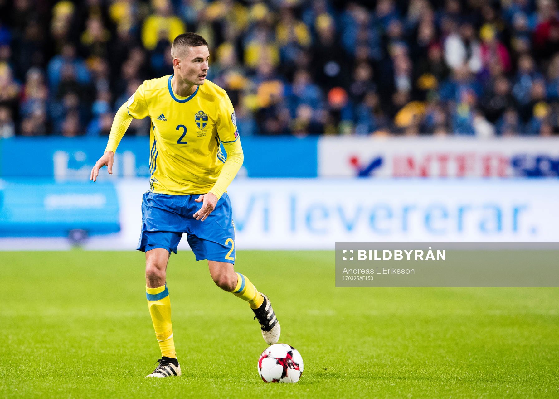 Sveriges Mikael Lustig med bollen