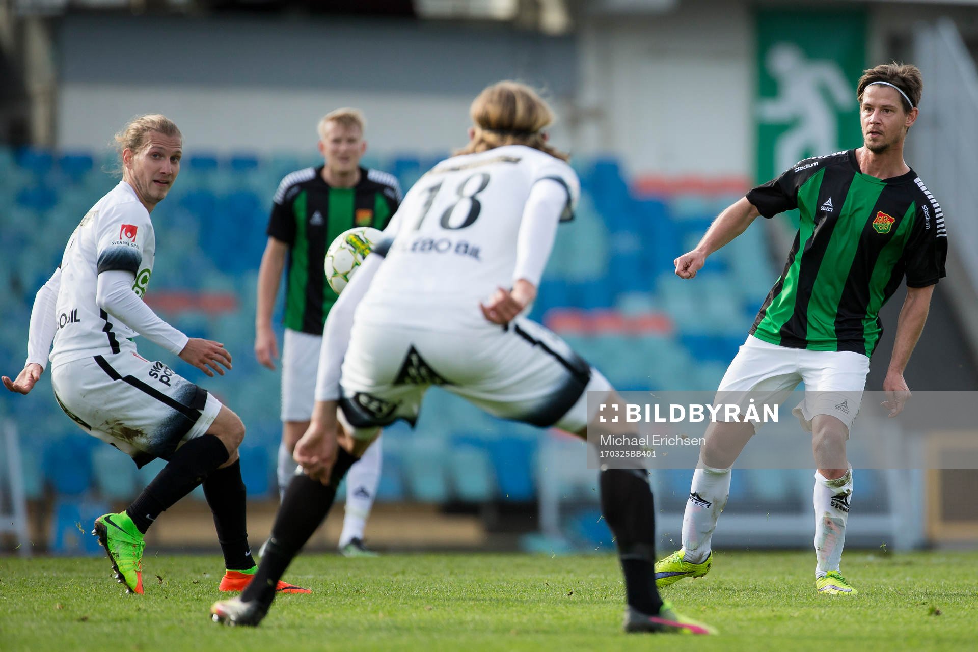 GAIS Dusan Djuric slår en passning