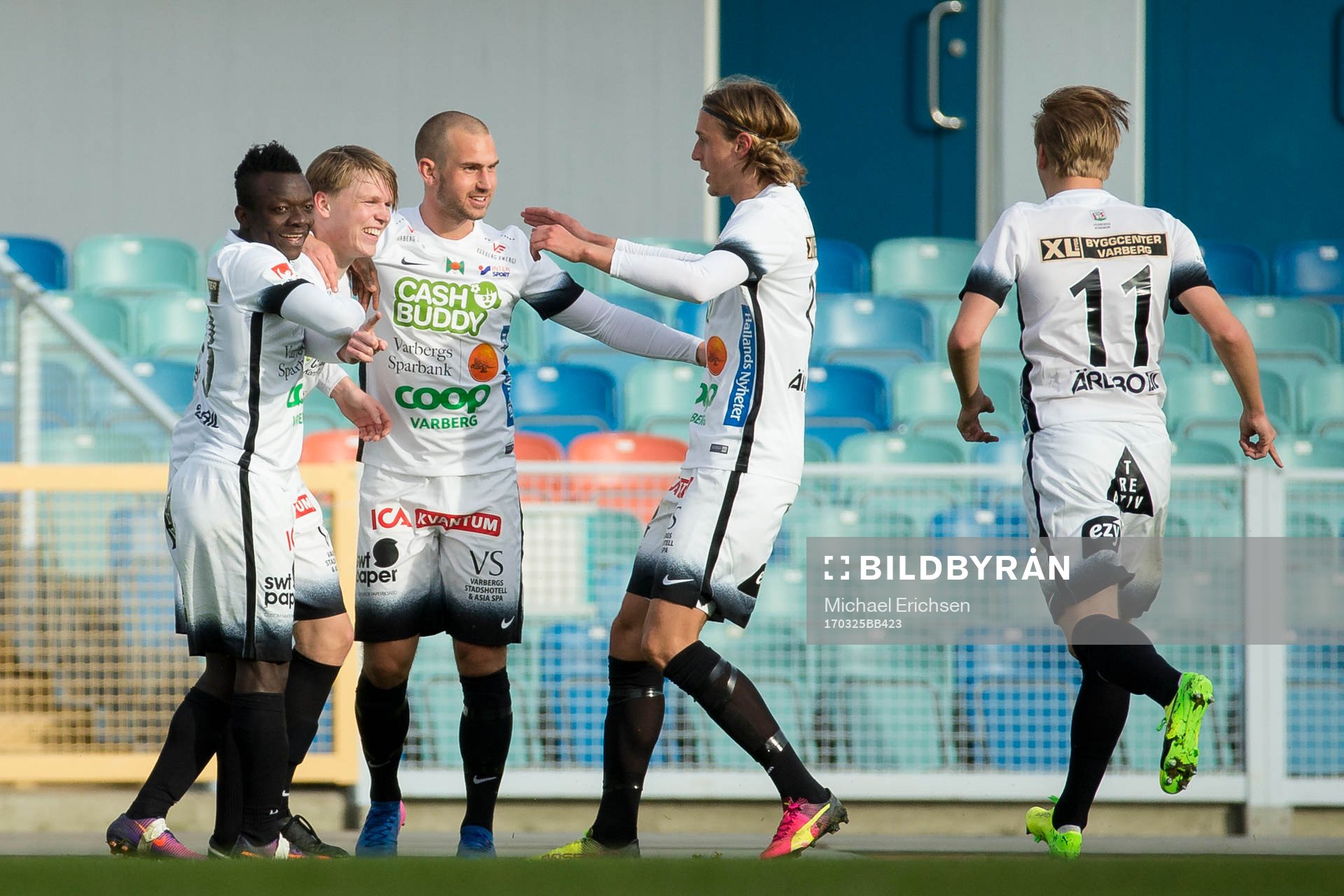 Varbergs Anton Liljenbäck jublar och omfamnas efter 0-1 under en träningsmatch i fotboll mellan GAIS och Varberg den 25 mars 2017 i Göteborg.