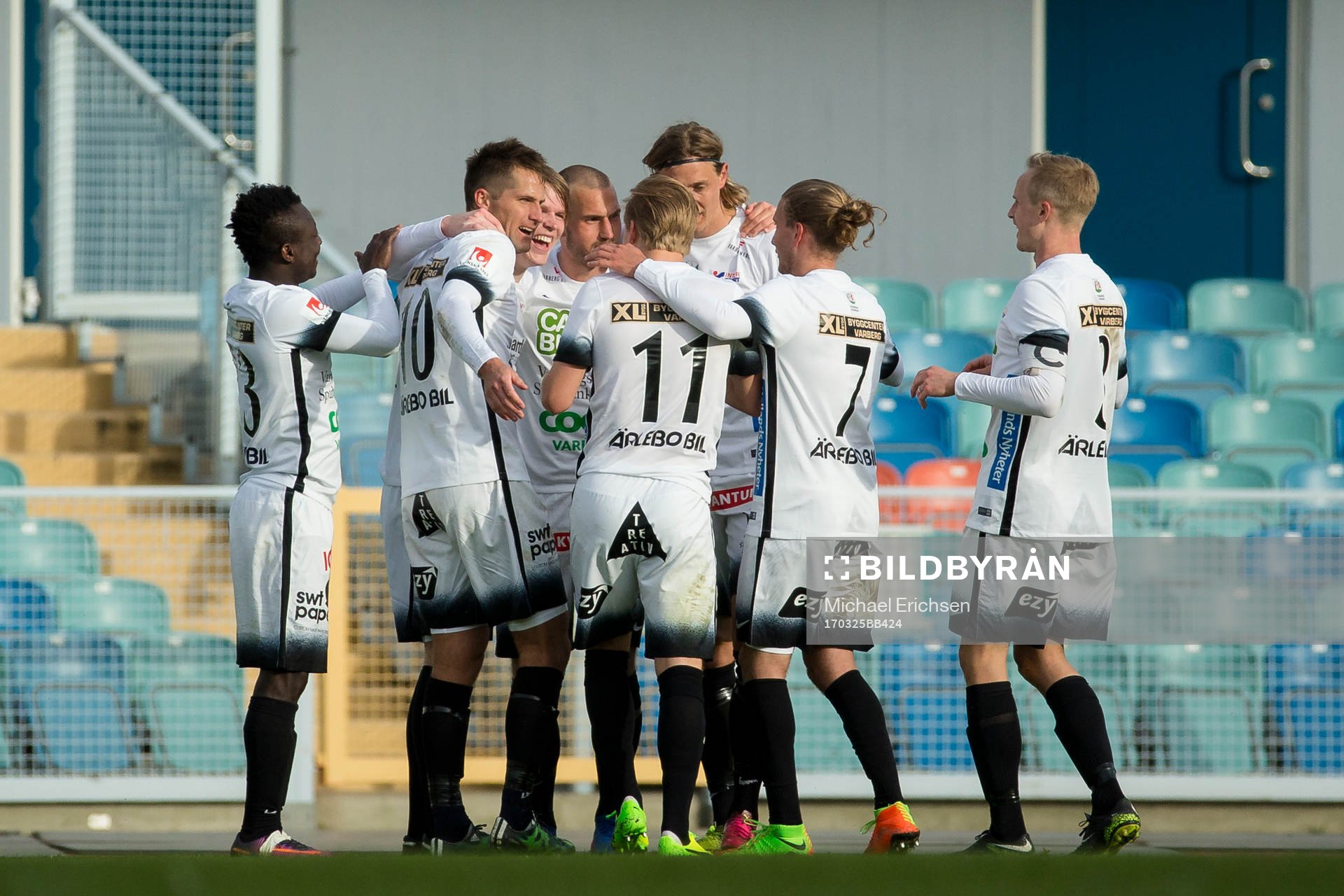 Varbergs Anton Liljenbäck jublar och omfamnas