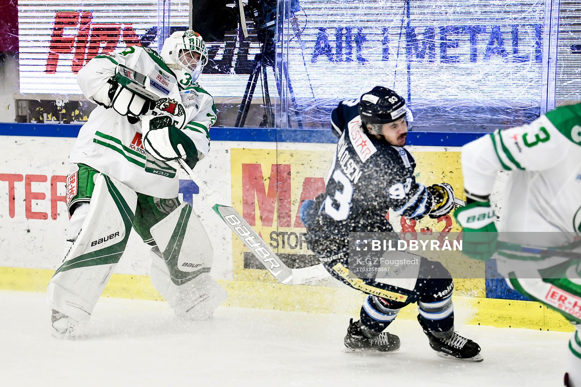 Rögles målvakt Anders Lindbäck rensar undan pucken
