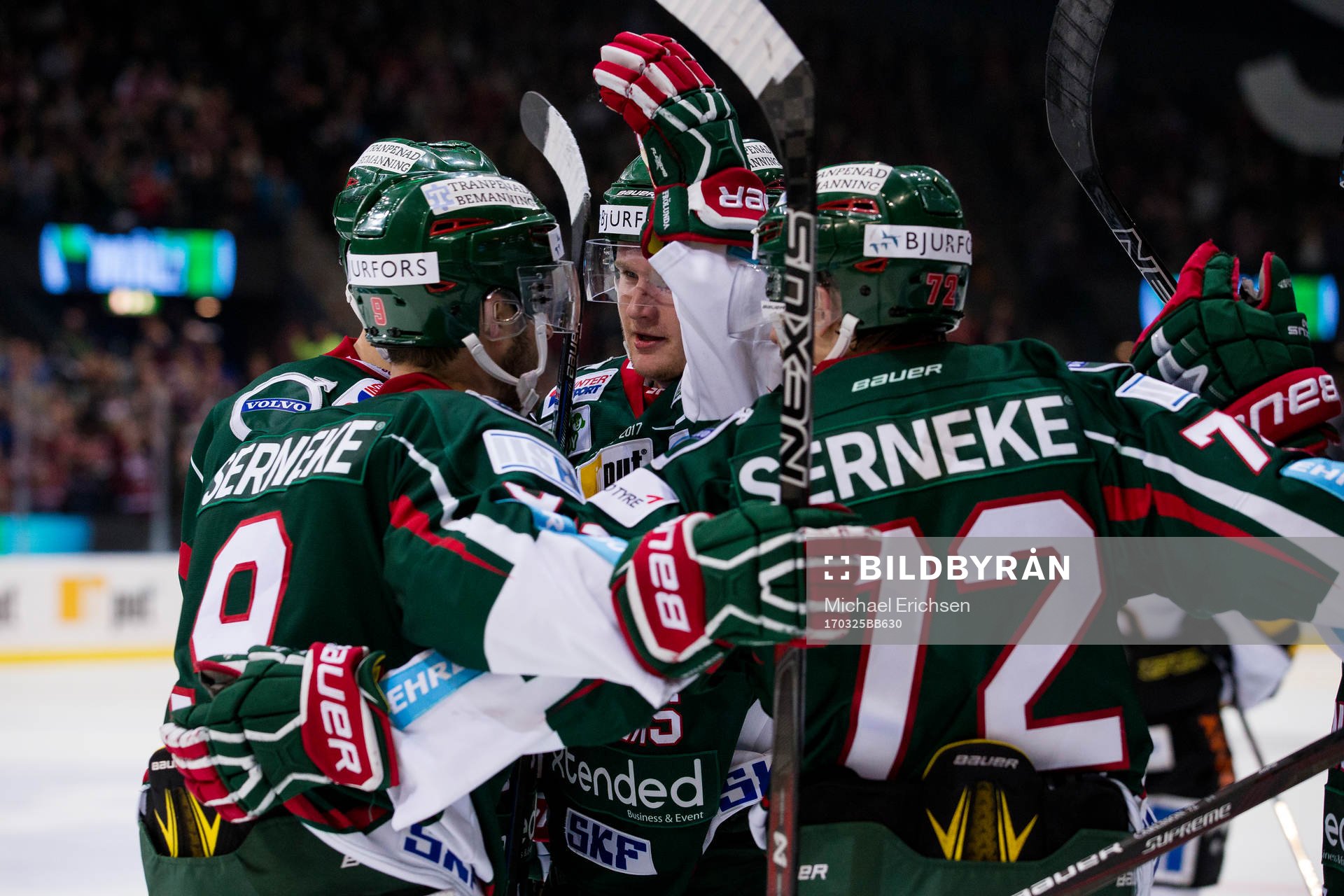 Frölundas Carl Grundström jublar ihop med Casey Wellman,