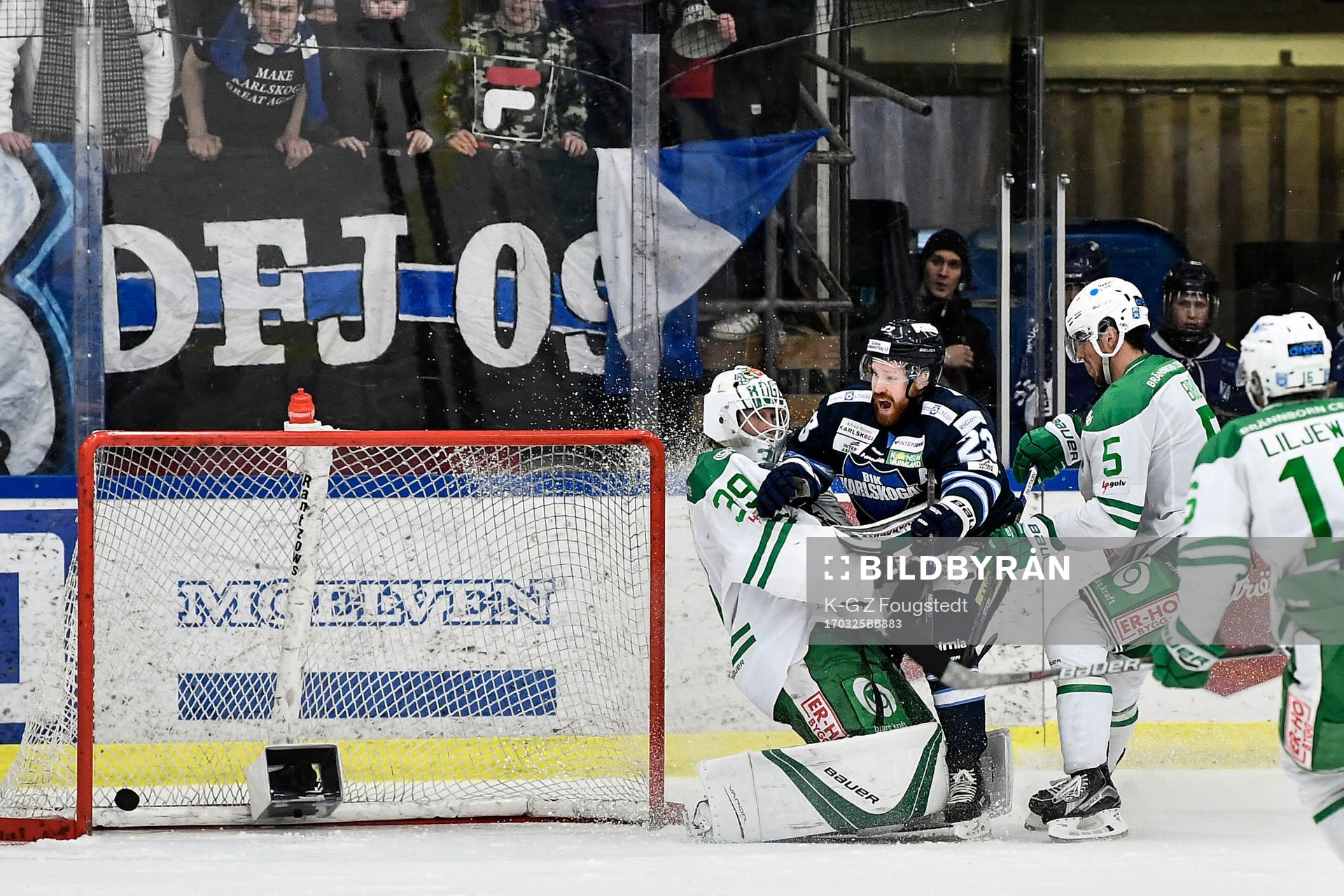Karlskogas Fredrik Höggren gör 1-0 bakom Rögles målvakt