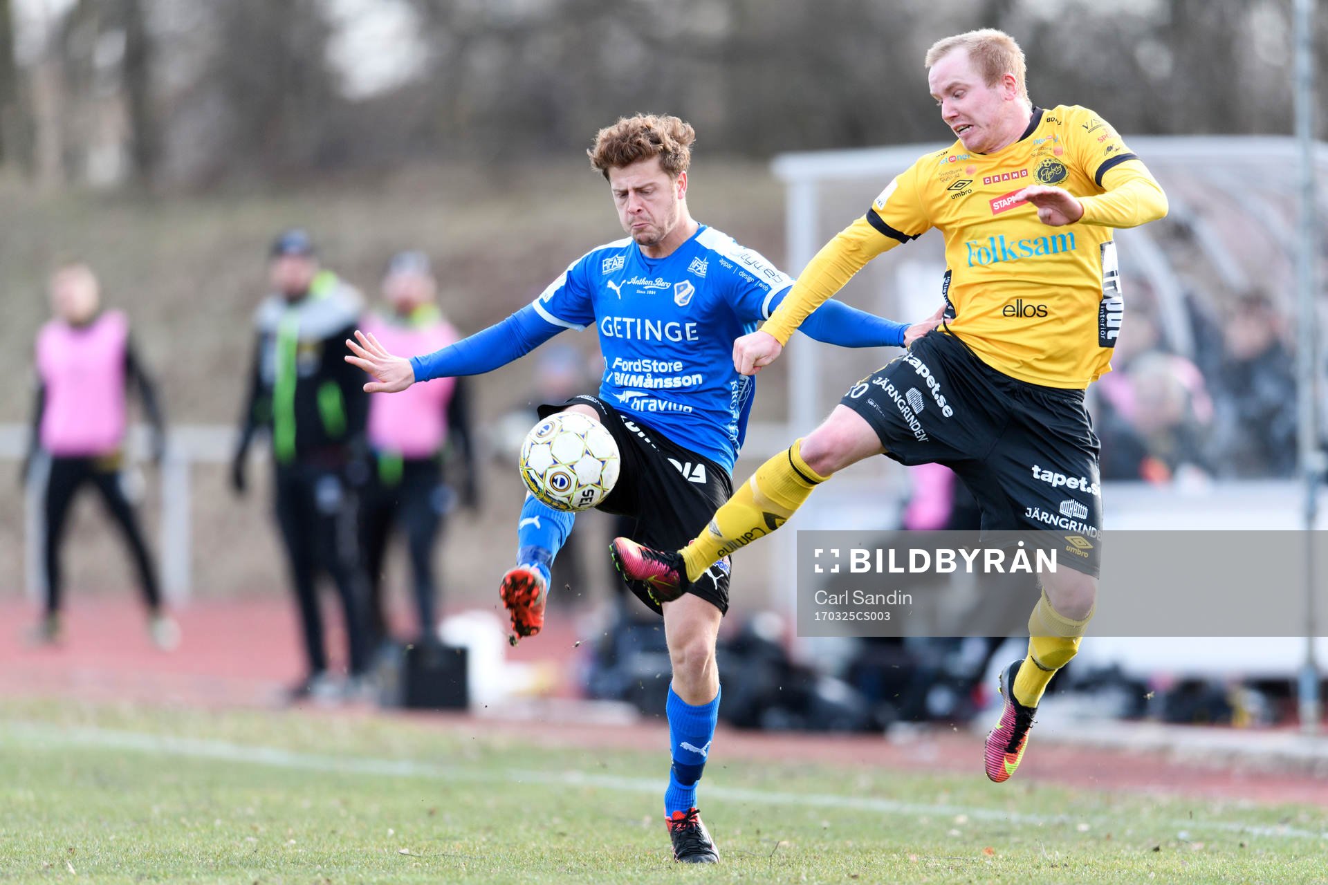 Halmstads Rebin Assad i närkamp med Elfsborgs Simon Lundevall under träningsmatchen i fotboll mellan Halmstad och Elfsborg den 25 mars 2017 i Halmstad.
