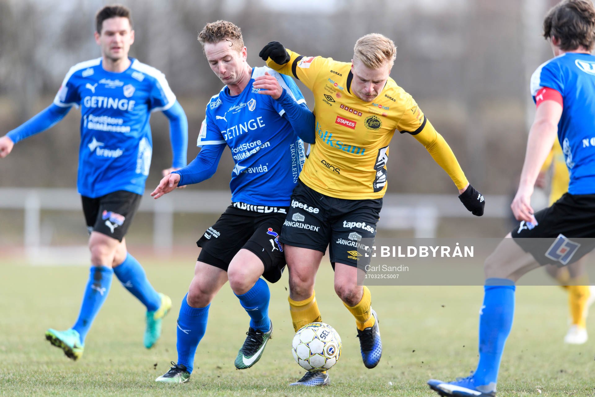 Halmstads Andreas Bengtsson i närkamp med Elfsborgs Per Frick under träningsmatchen i fotboll mellan Halmstad och Elfsborg den 25 mars 2017 i Halmstad.