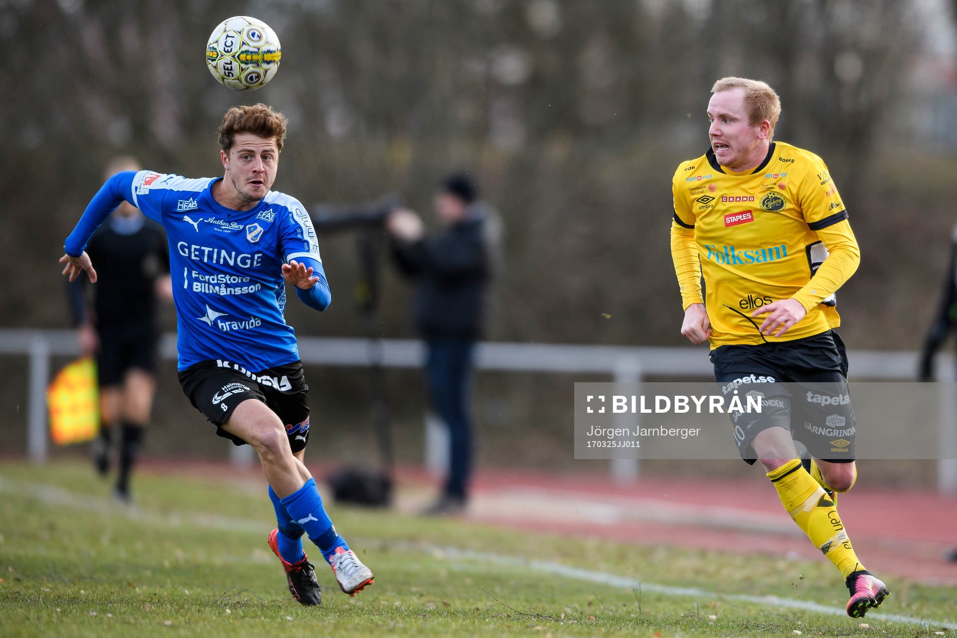 Elfsborgs Simon Lundevall och Halmstads Rebin Assad under träningsmatchen i fotboll mellan Halmstad och Elfsborg den 25 mars 2017 i Halmstad.