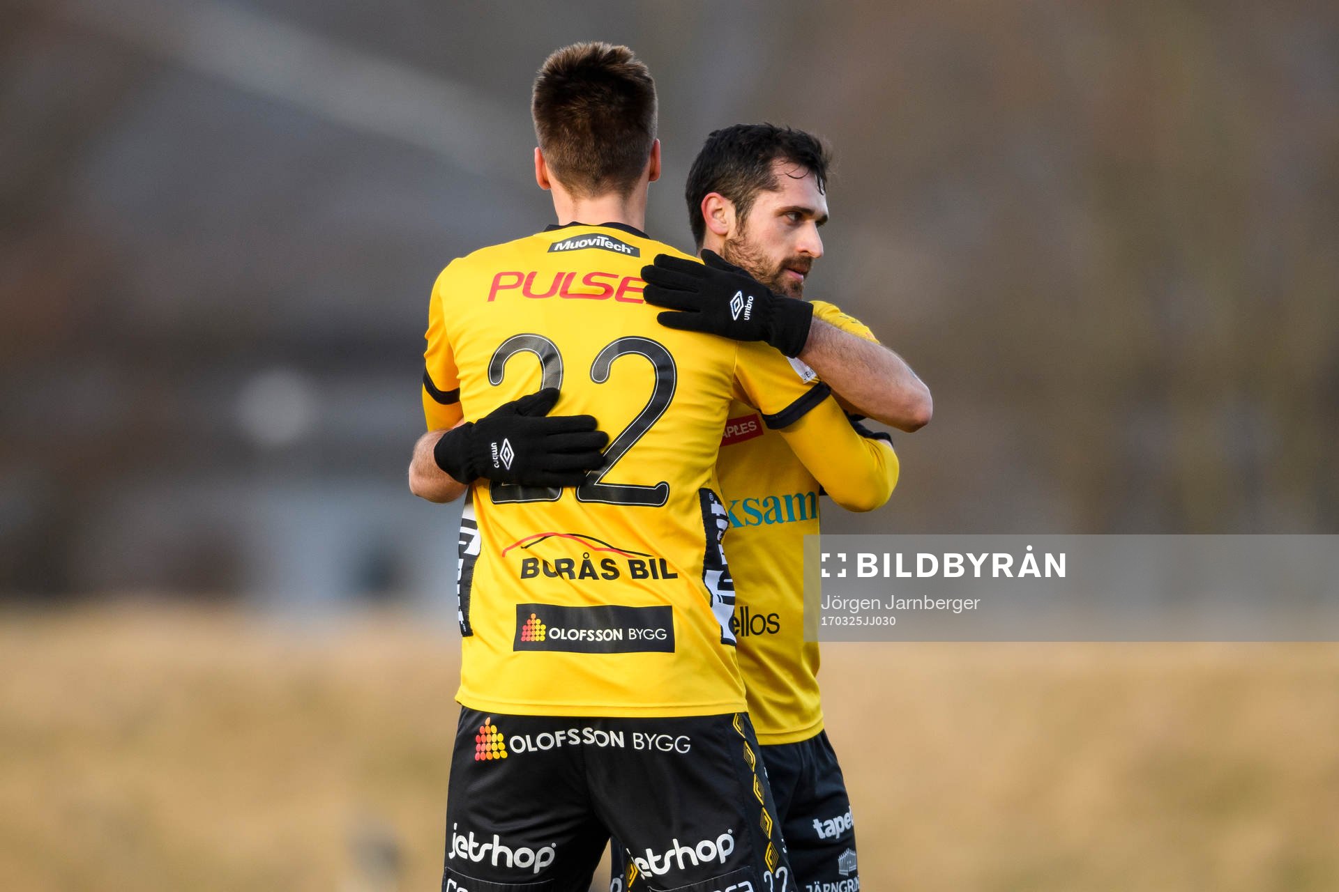 Elfsborgs Emir Bajrami klappas om av Viktor Prodell (rygg