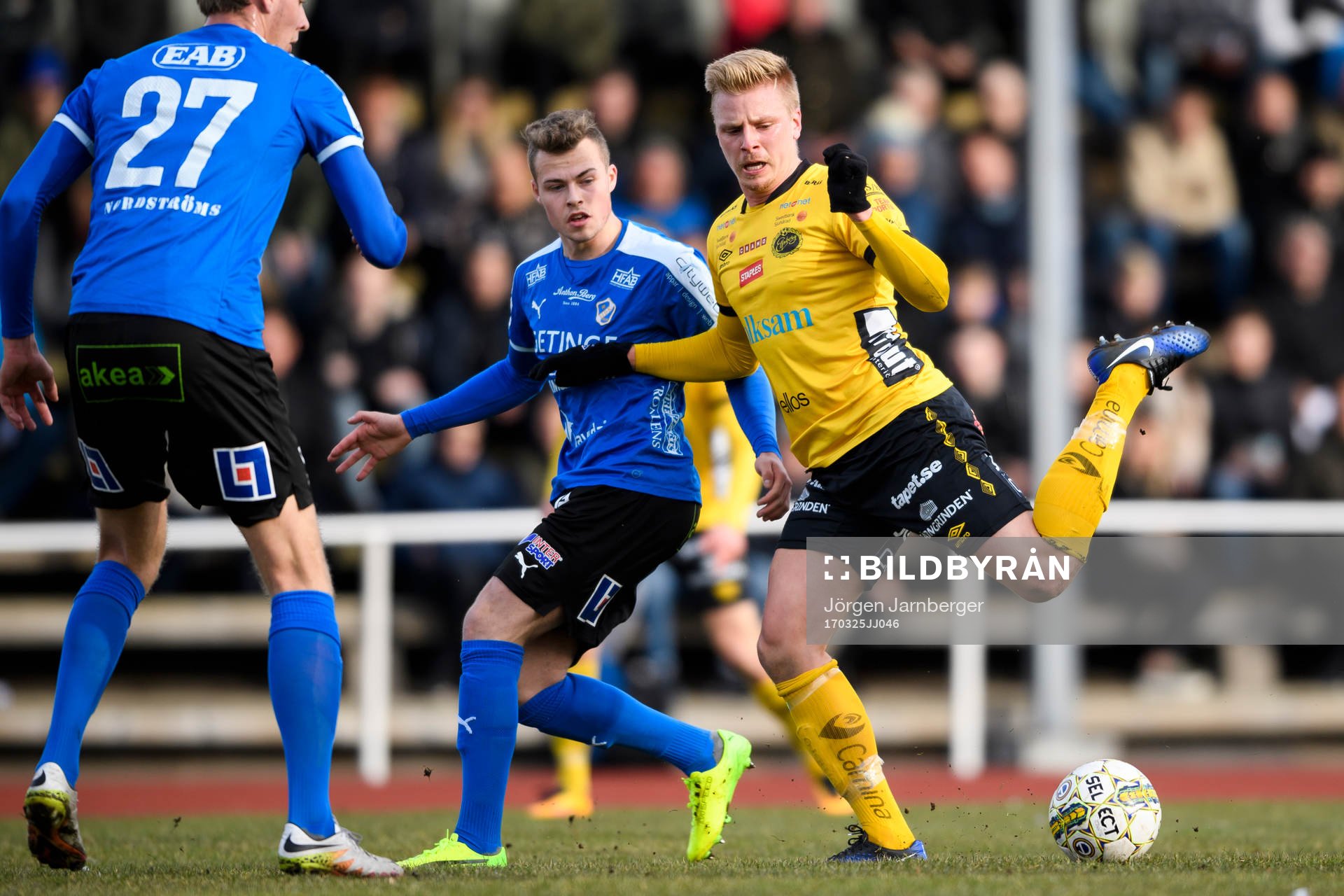 Elfsborgs Per Frick och Halmstads Rebin Assad under träningsmatchen i fotboll mellan Halmstad och Elfsborg den 25 mars 2017 i Halmstad.