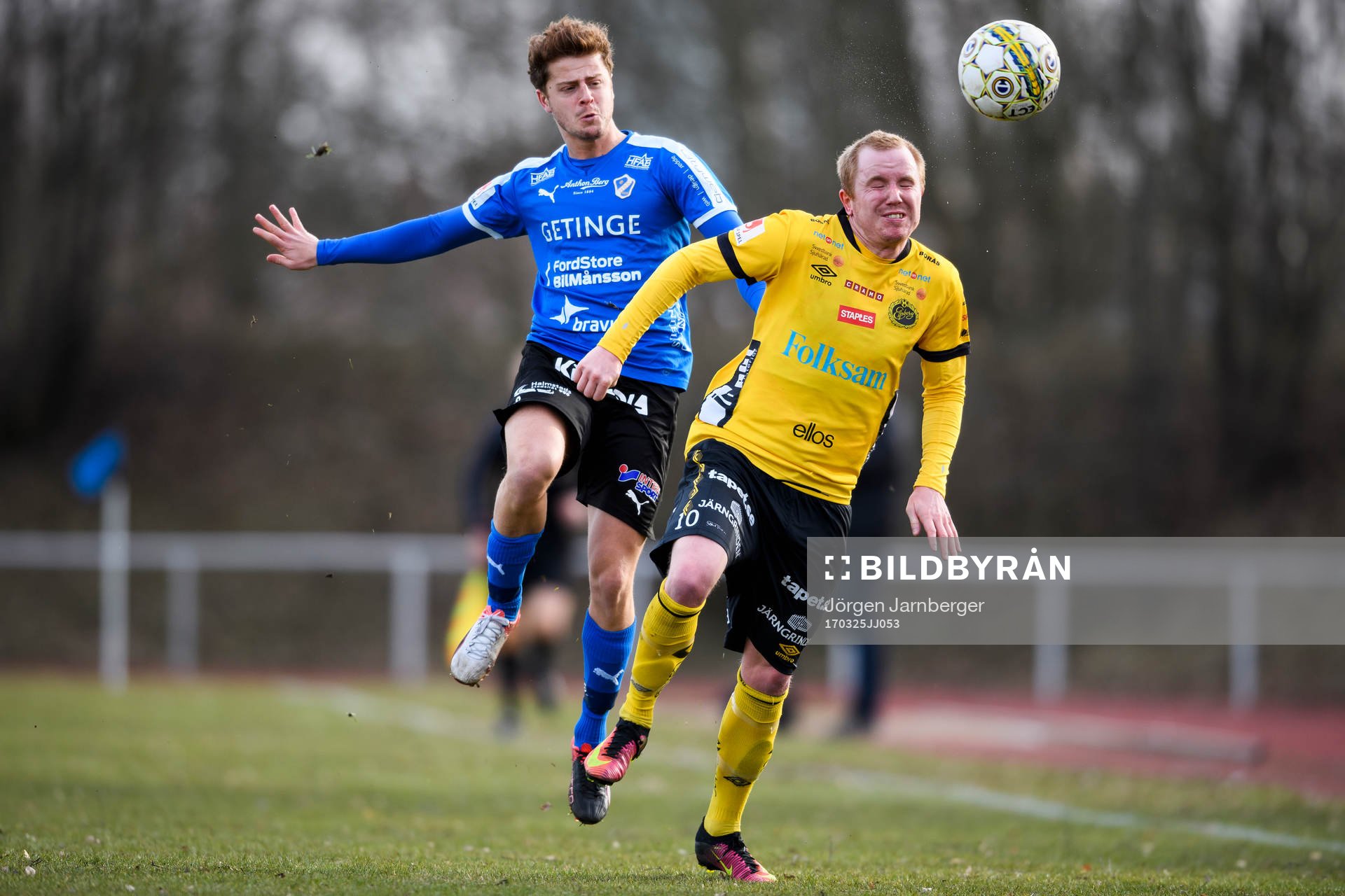 Elfsborgs Simon Lundevall och Halmstads Rebin Assad under träningsmatchen i fotboll mellan Halmstad och Elfsborg den 25 mars 2017 i Halmstad.