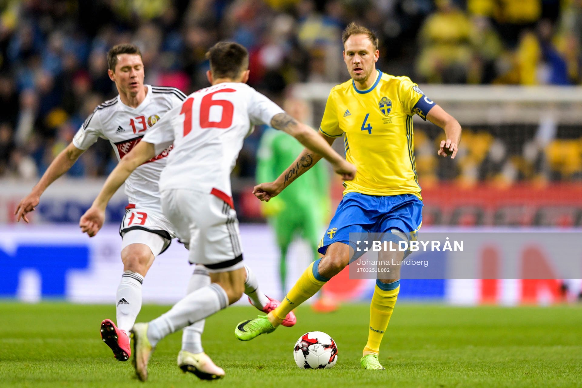 Sveriges Andreas Granqvist och Belarus Nikolai Signevich
