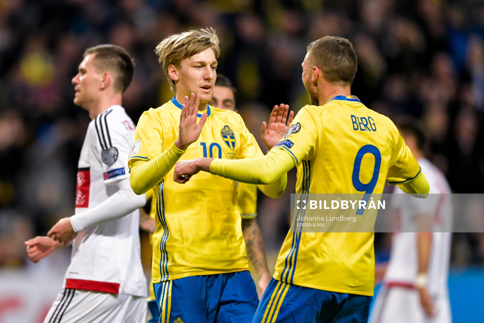 Sveriges Emil Forsberg jublar med Marcus Berg