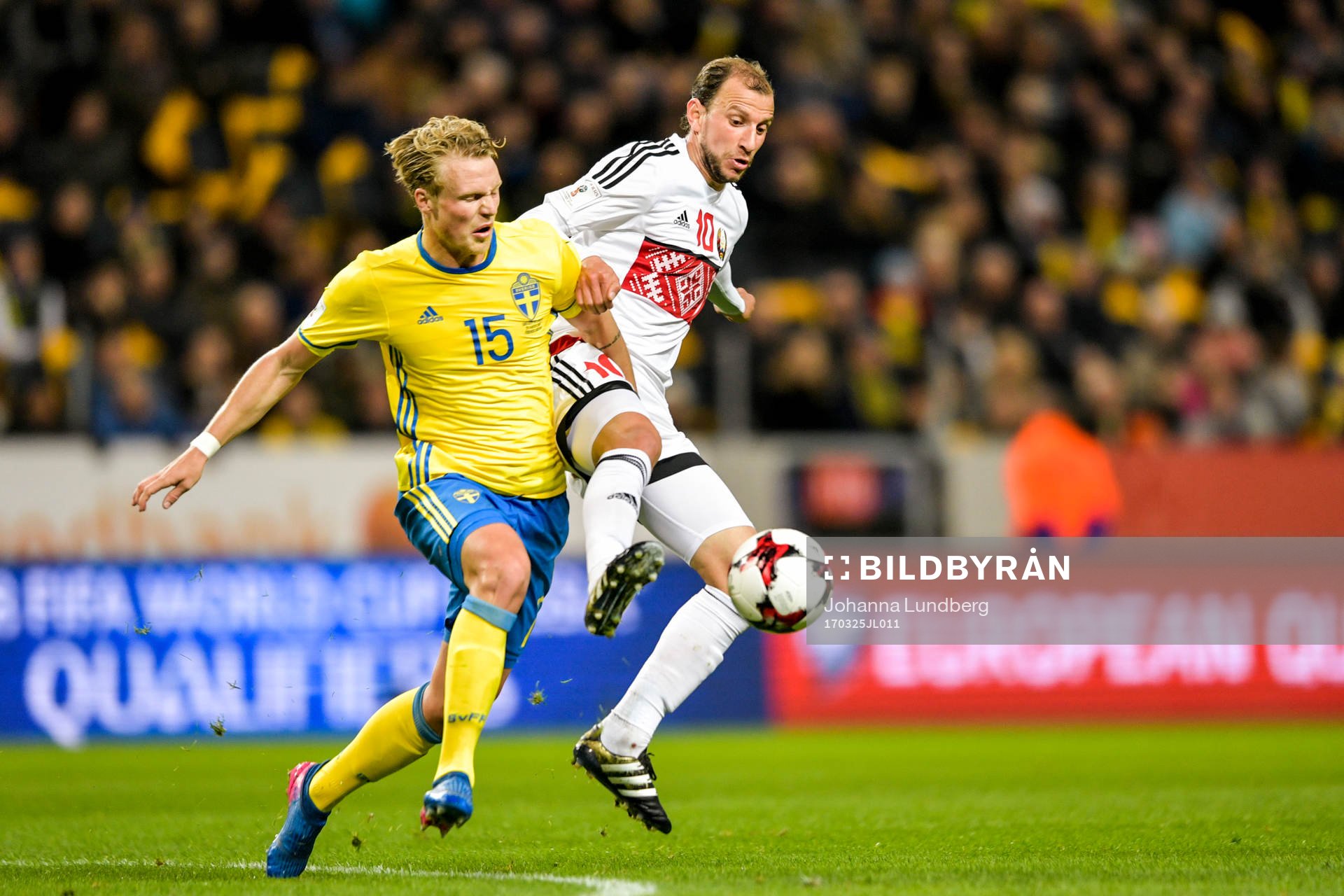 Sveriges Oscar Hiljemark och Belarus Renan Bressan