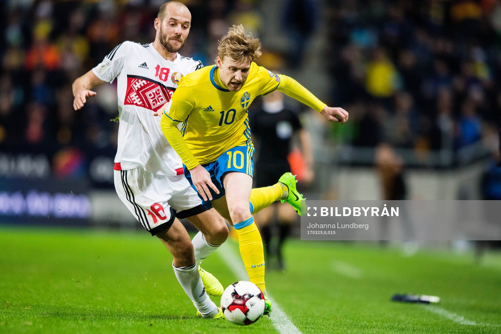 Belarus Ivan Maevski och Sveriges Emil Forsberg